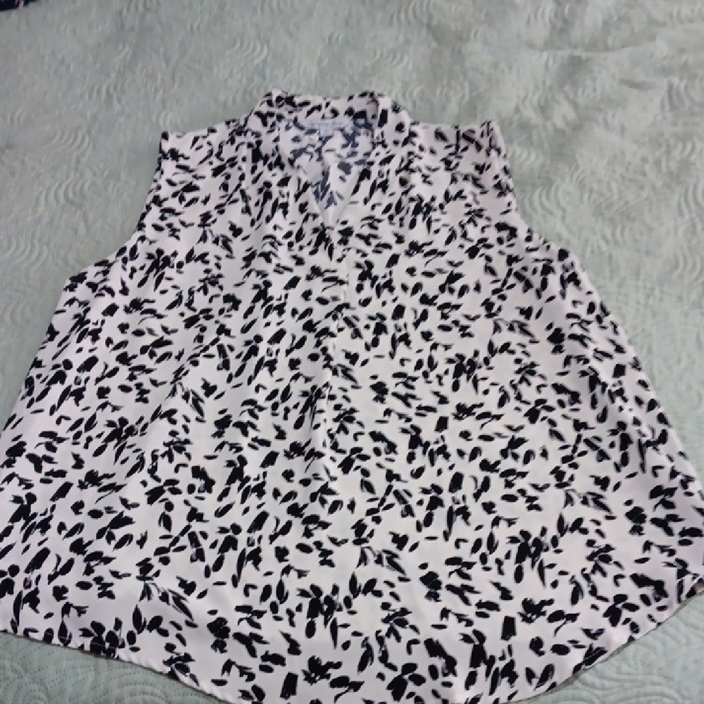 Chic Black and White Sleeveless Blouse